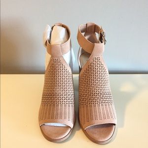 Marc Fisher Shoes - Marc Fisher block heel Vixen sandals nude 9.5 Marc Fisher Shoes - Marc Fisher block heel Vixen sandals nude 9.5